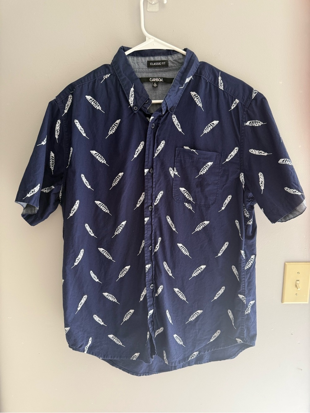 Carbon Men’s Classic Fit Collared Short Sleeve Button Up Shirt SZ L Feathers